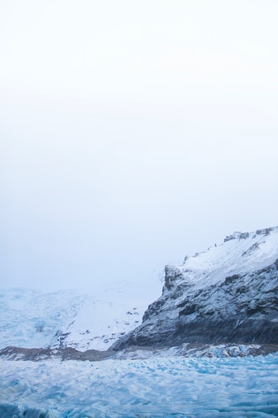 水雪覆盖的山体